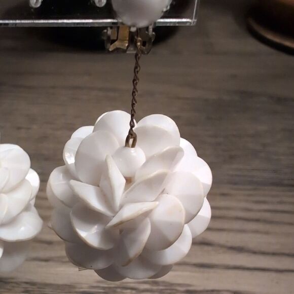 Vintage MCM Elegant White Floral Petal Ball Clip On Drop Earrings - Picture 5 of 9